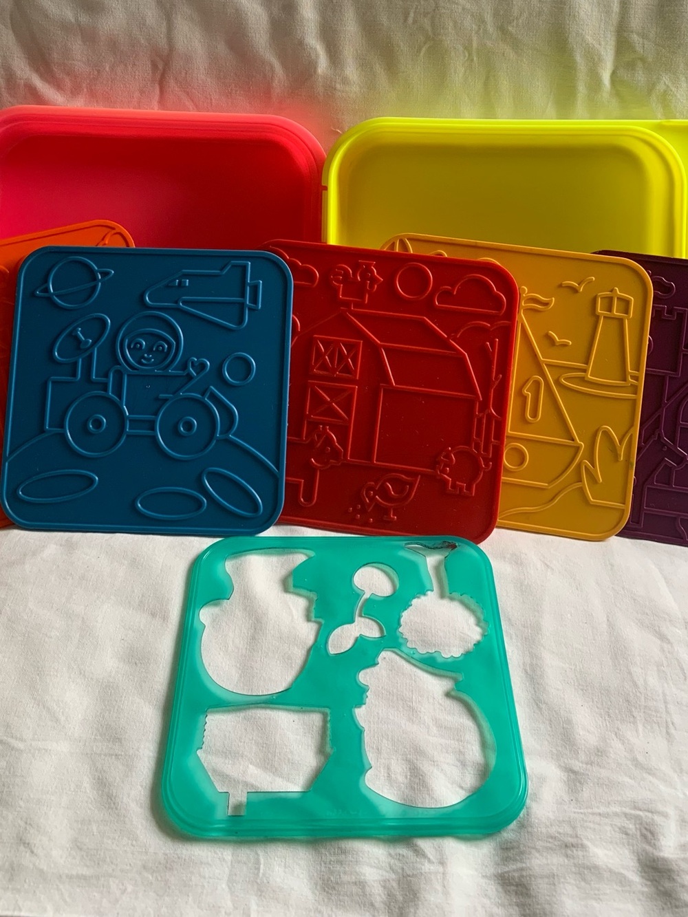 Vintage 1990 Tupperware Toy Stencil Art Carrying Case with 6 Stencils - Picture 4 of 5
